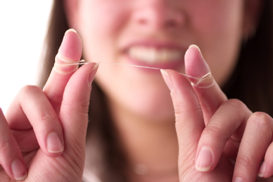 how to floss your teeth